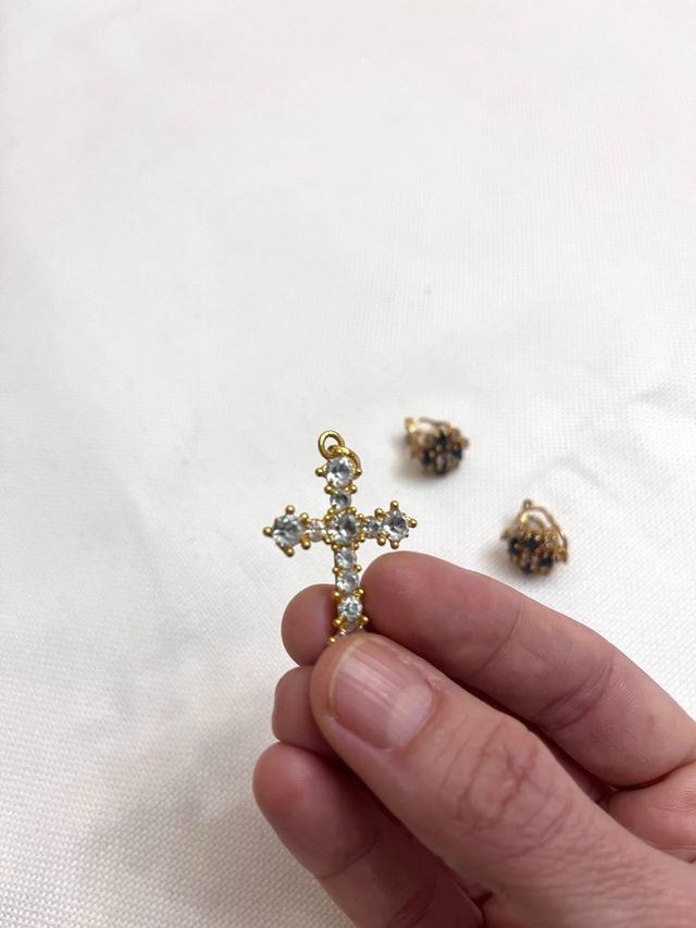 Colgante cruz y pendientes dorados