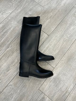 Casco botas pantalón equitación