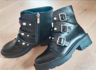 Botines hebillas y perlas