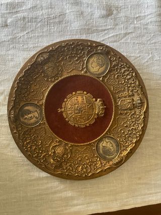 Plato de bronce con monedas. Antigüedades 