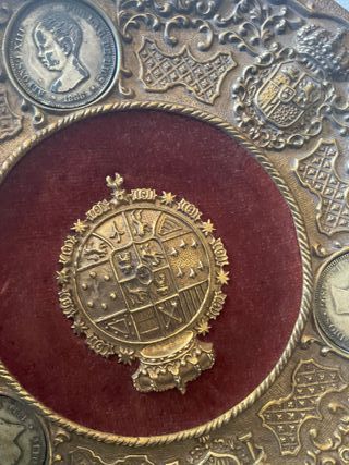 Plato de bronce con monedas. Antigüedades 