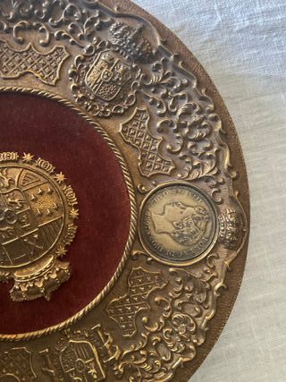 Plato de bronce con monedas. Antigüedades 