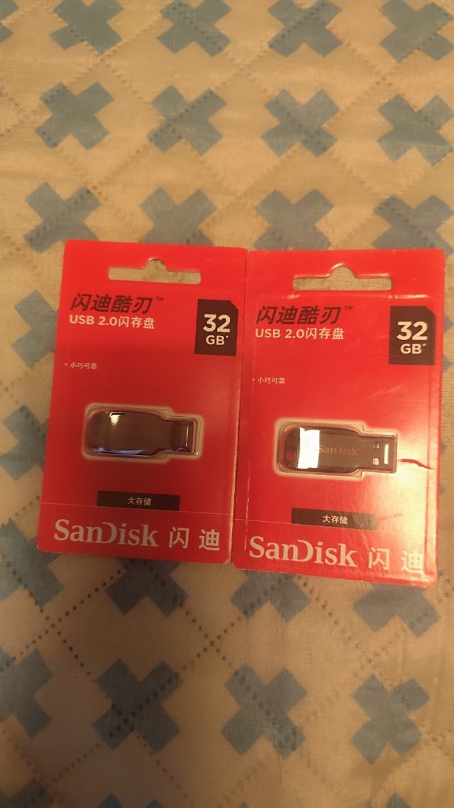 Dos memorias USB