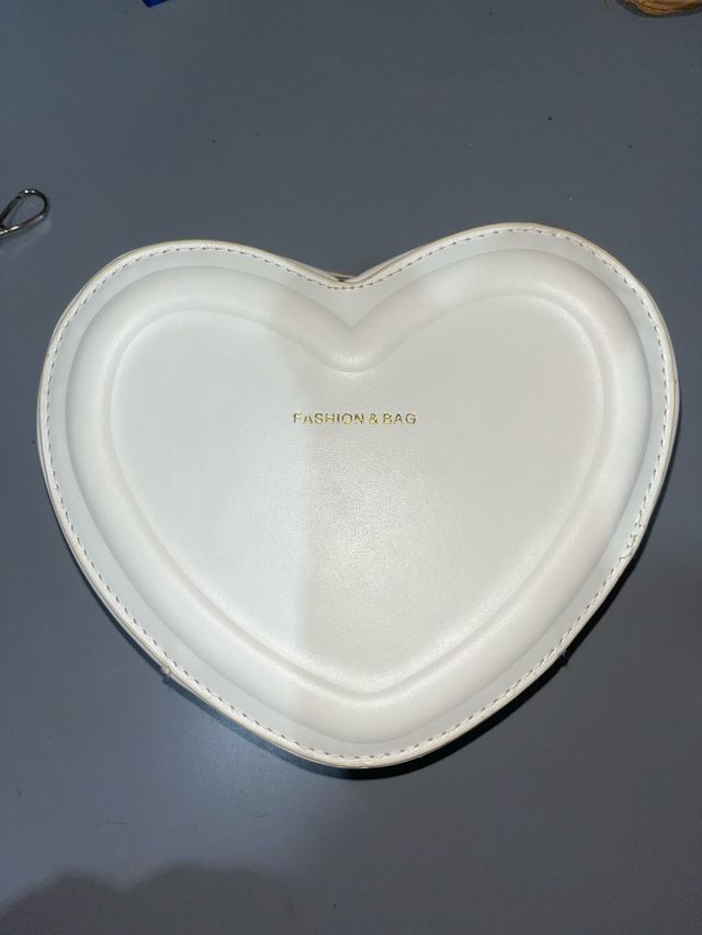 Bolsa em forma de coração branco