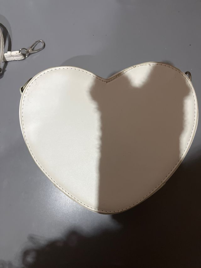 Bolsa em forma de coração branco