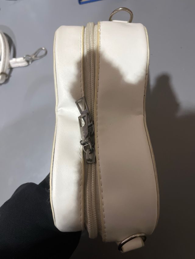 Bolsa em forma de coração branco