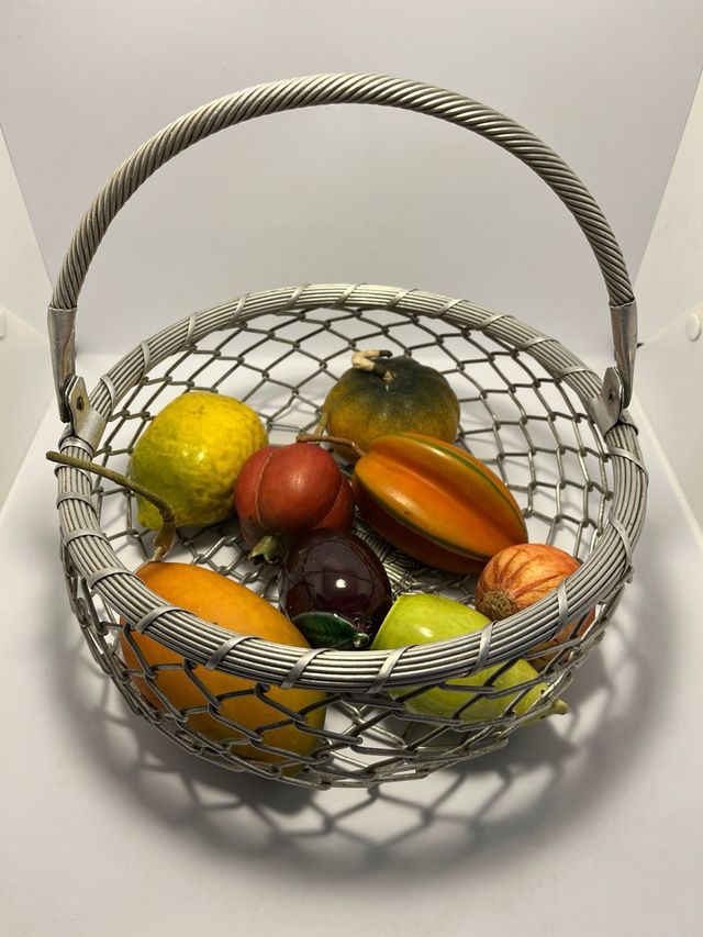 Frutero antiguo en aluminio trenzado