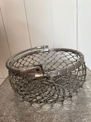 Frutero antiguo en aluminio trenzado
