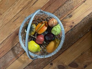 Frutero antiguo en aluminio trenzado