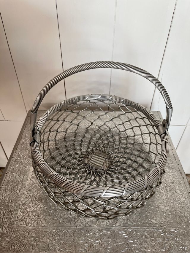 Frutero antiguo en aluminio trenzado
