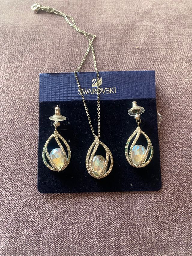 Collar y pendientes swaroskvi