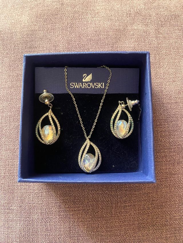 Collar y pendientes swaroskvi