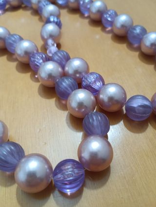 Collar con perlas lilas