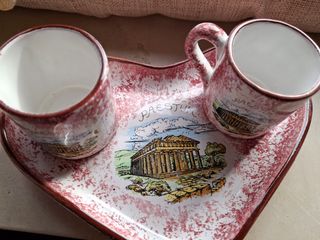 Due tazzine cin vassoietto a forma di cu