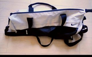 Borsa a tracolla Nike.