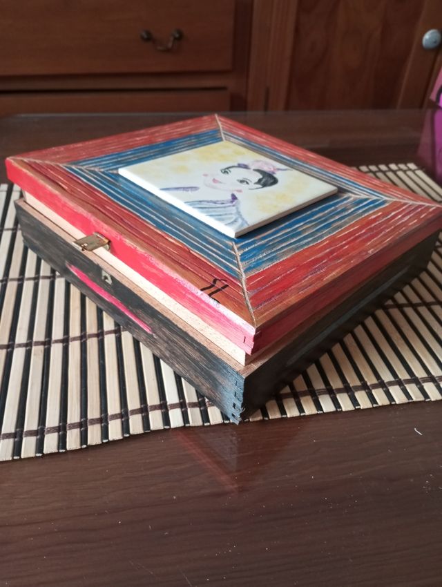 Caja de madera con tapa grabada