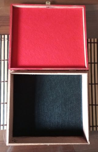 Caja de madera con tapa grabada