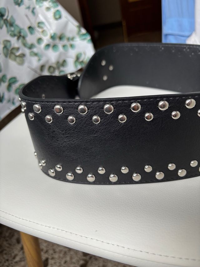 Cinturón ancho tachas