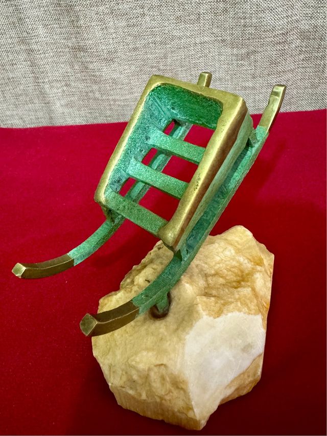 Slitta in bronzo con base in pietra