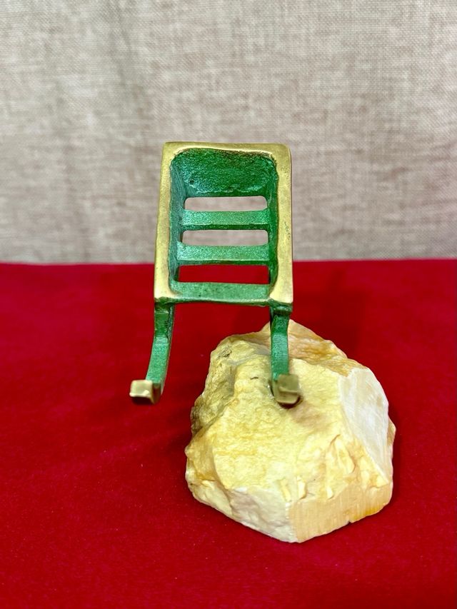 Slitta in bronzo con base in pietra