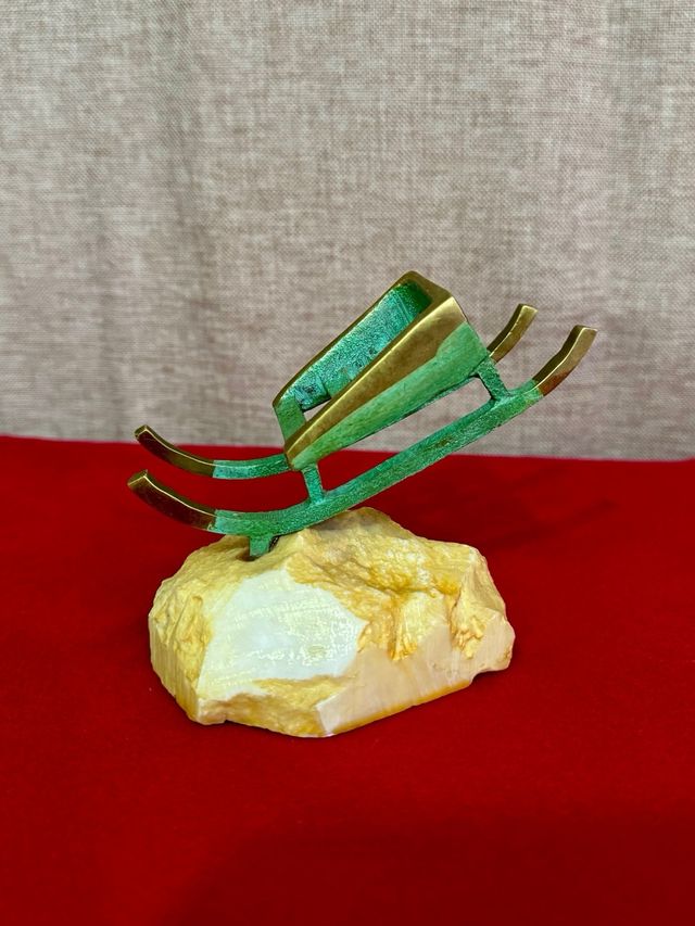 Slitta in bronzo con base in pietra