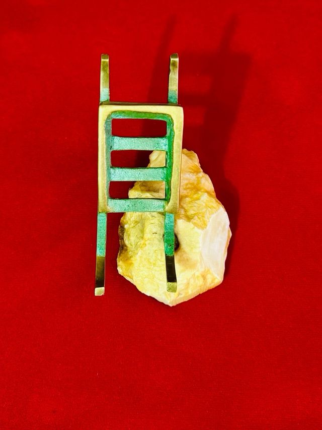 Slitta in bronzo con base in pietra