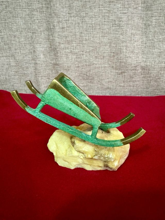 Slitta in bronzo con base in pietra