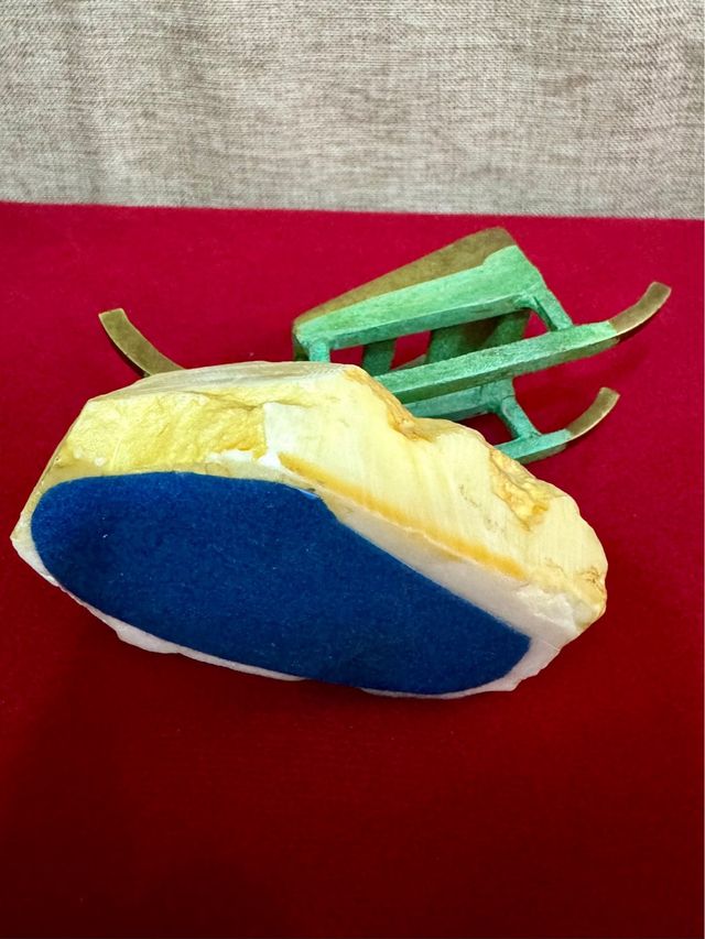 Slitta in bronzo con base in pietra