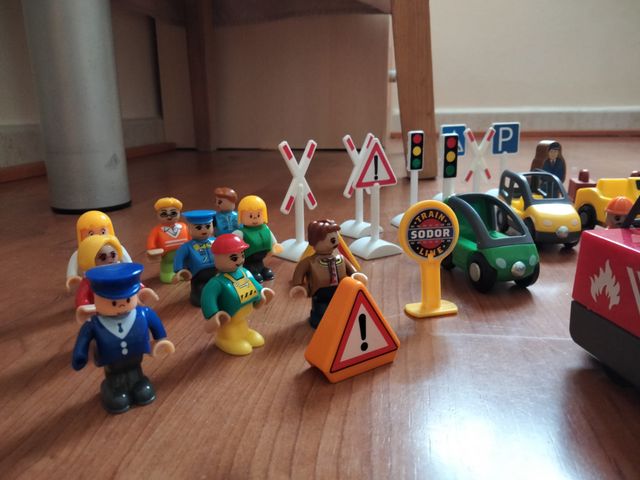 Trenes, muñecos y señales