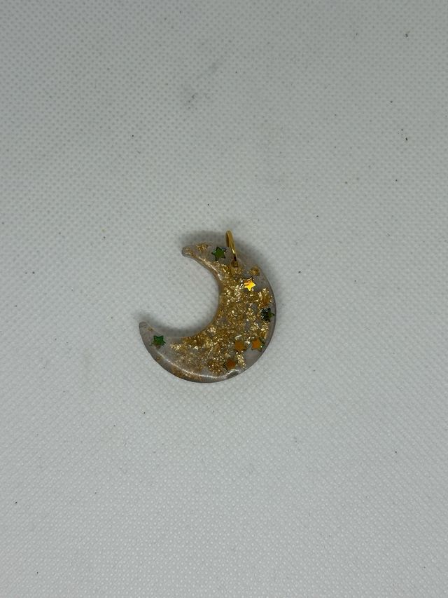 Ciondolo luna handmade in resina