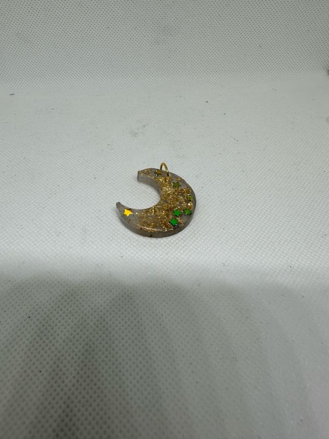 Ciondolo luna handmade in resina