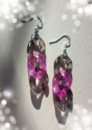 Orecchini pendenti colorati leggeri neri e fuxia
