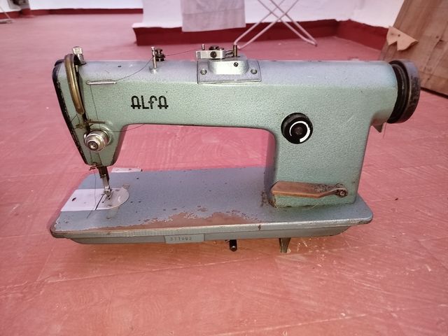 Máquina de coser Alfa y su motor