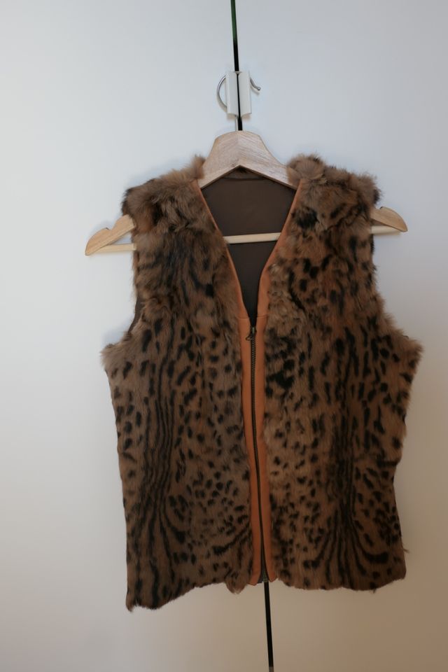 Chaleco de cuero y pelo animal