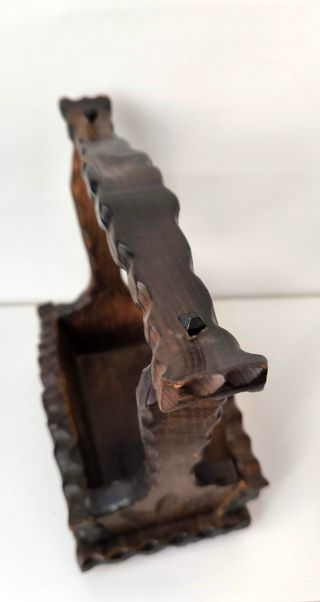 Antigua cesta de madera rústica