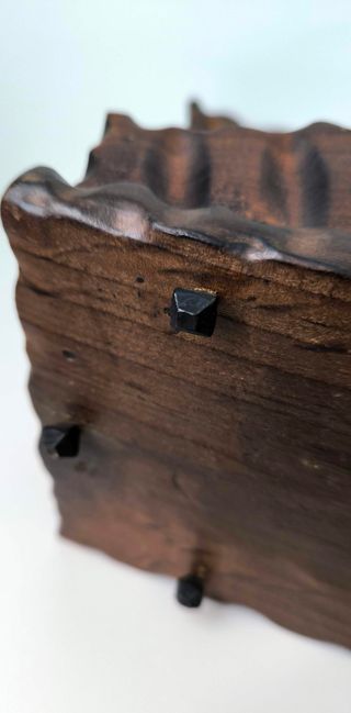 Antigua cesta de madera rústica