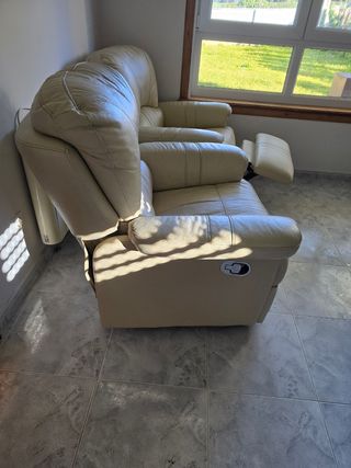 Sillones de piel con reposapiés