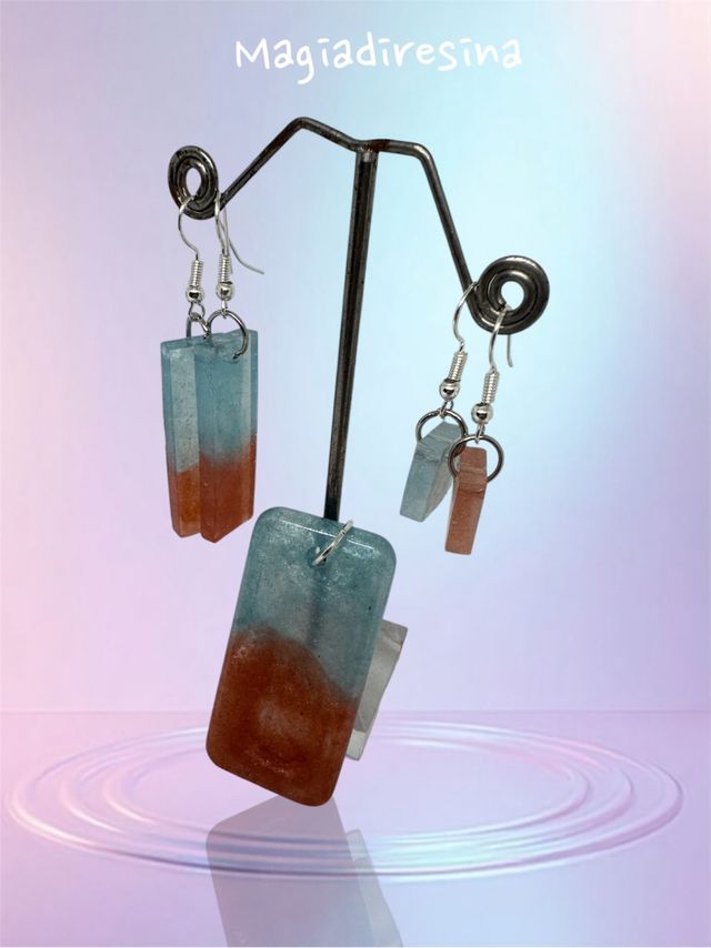 ciondolo bicolore e 2 paia di orecchini