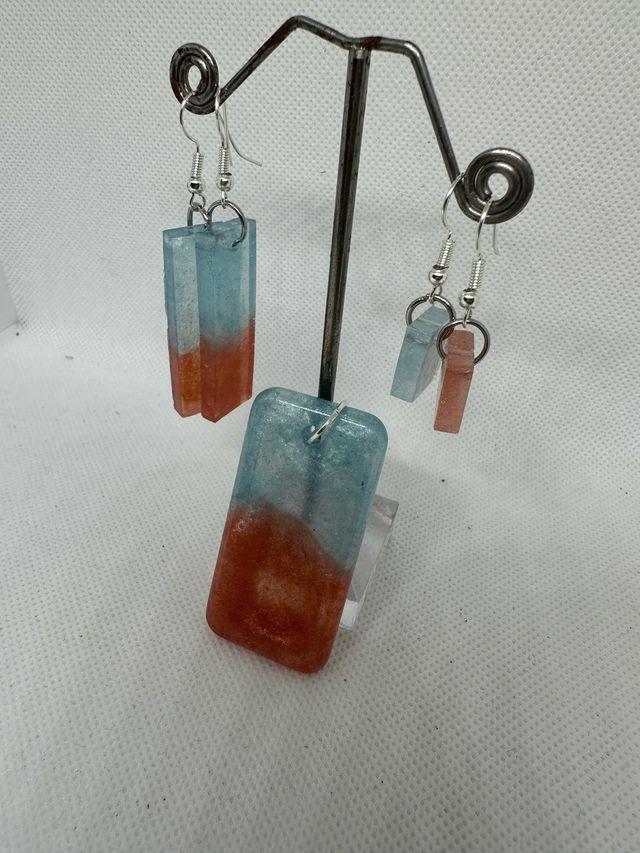 ciondolo bicolore e 2 paia di orecchini