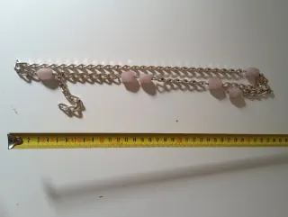 Collar dorado con cuarzo rosa