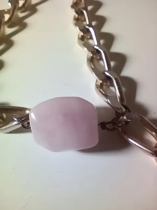 Collar dorado con cuarzo rosa