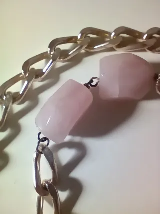 Collar dorado con cuarzo rosa