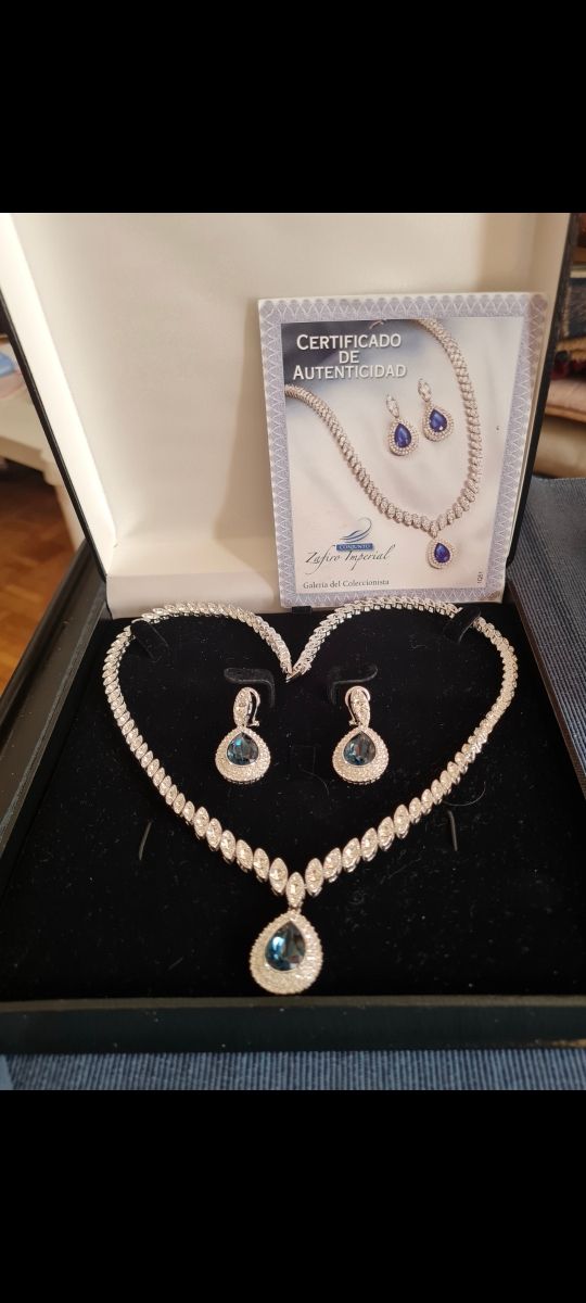 Conjunto de Gargantilla y Pendientes.