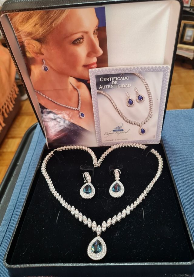 Conjunto de Gargantilla y Pendientes.