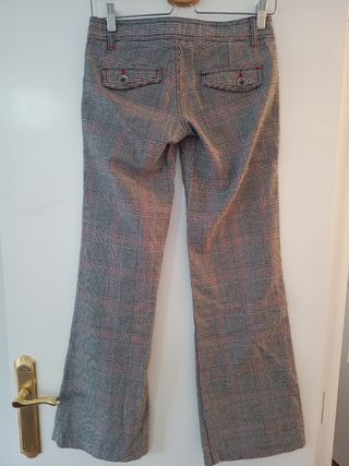 Pantalones campana tiro bajo cuadros Bershka