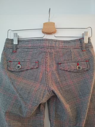 Pantalones campana tiro bajo cuadros Bershka