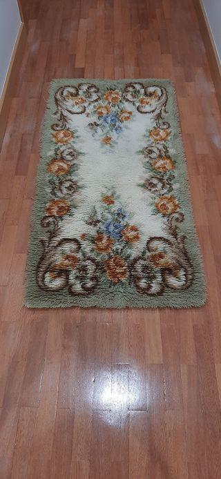 Alfombra verde pie de cama como nueva