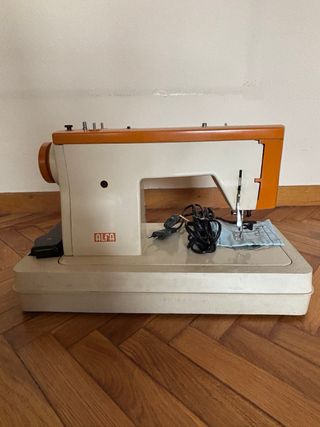 Máquina de coser Alfa antigua