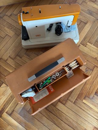 Máquina de coser Alfa antigua
