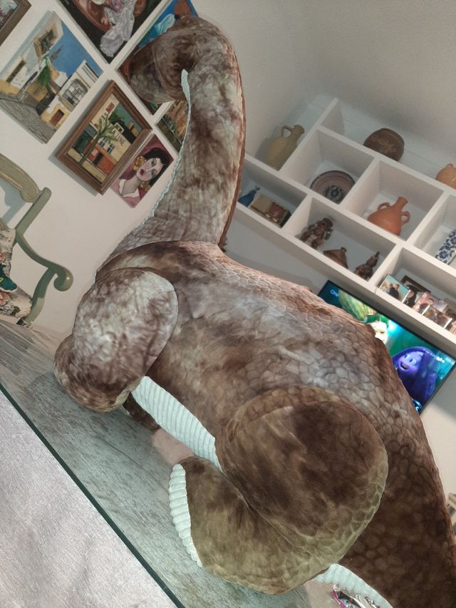 Dinosaurio gigante de peluche